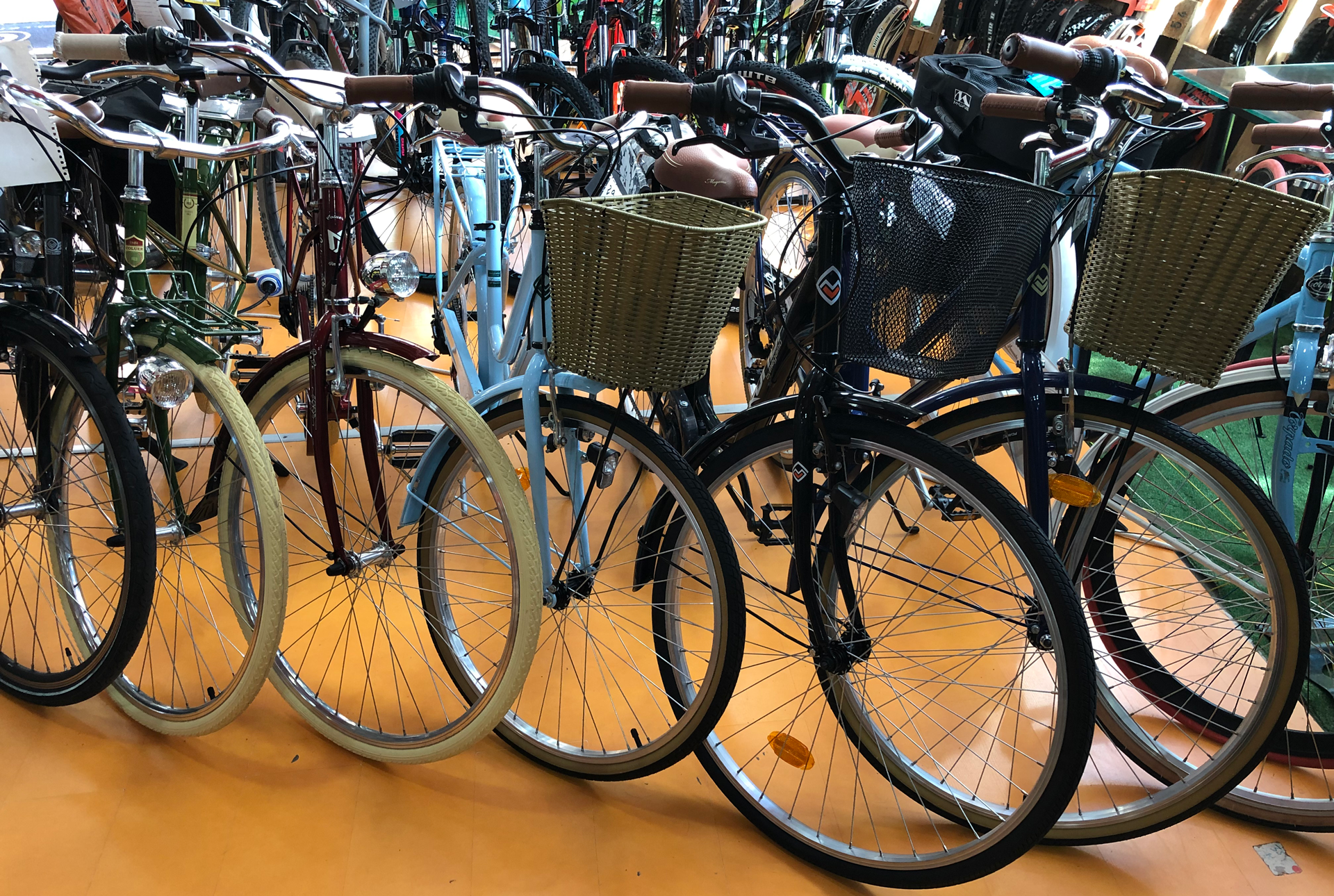 Colección de bicicletas de paseo en ciudad